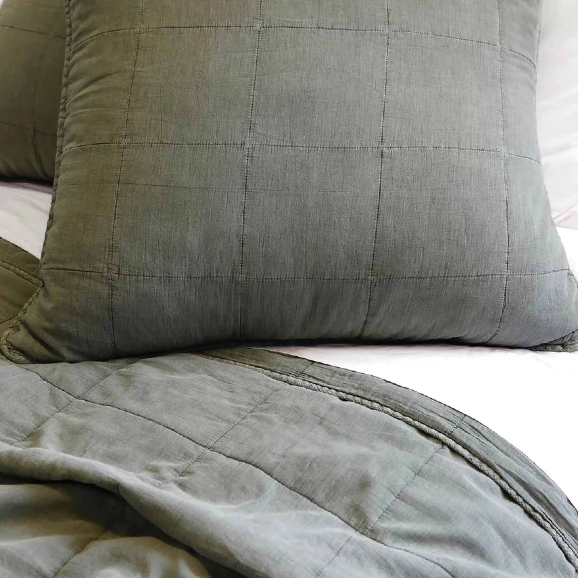 Hot Be Home Antwerp Queen Coverlet, Moss