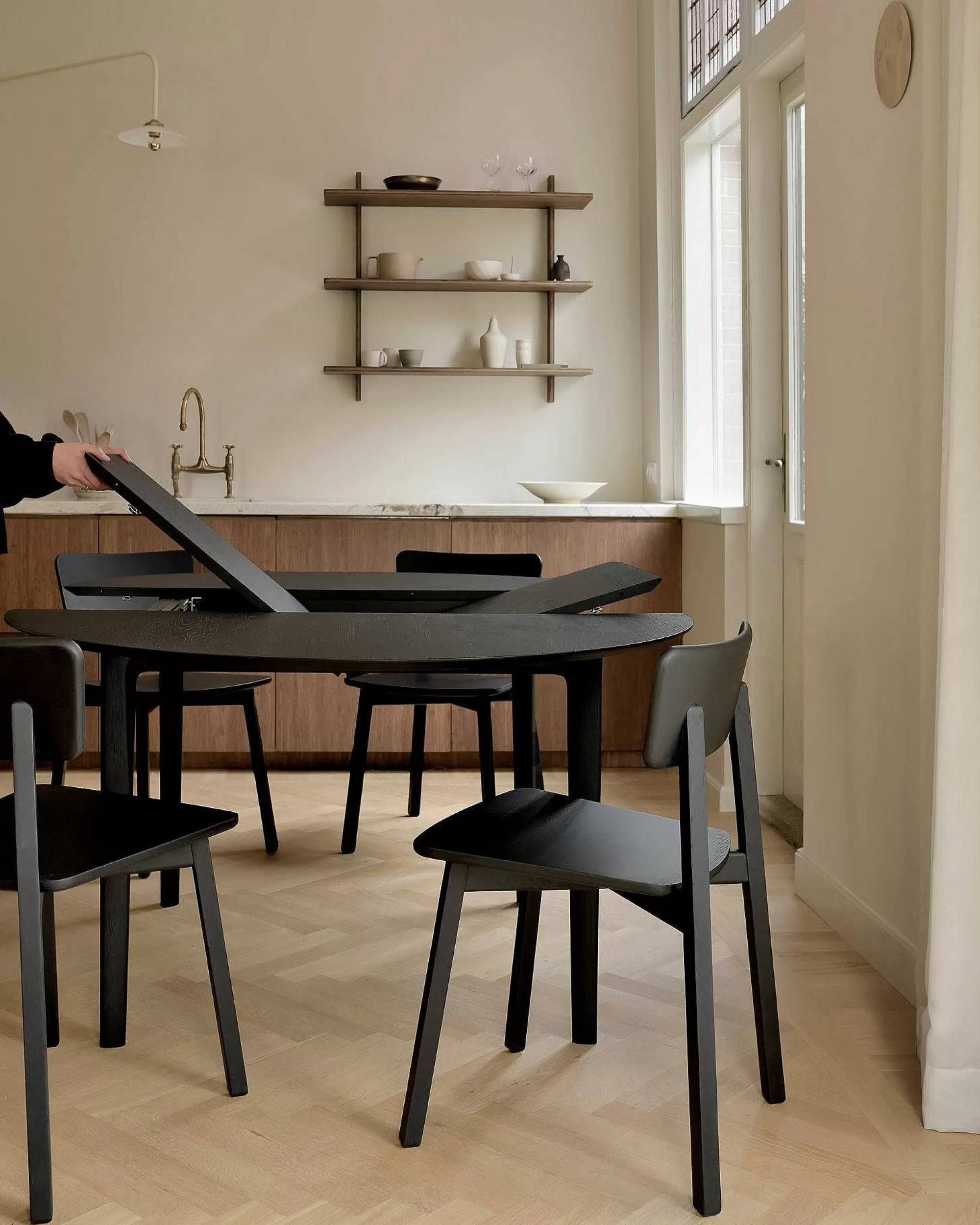 Be Home Dining Tables<Bok Extendable Solid Black Oak Dining Table, Round 51"/ 71"