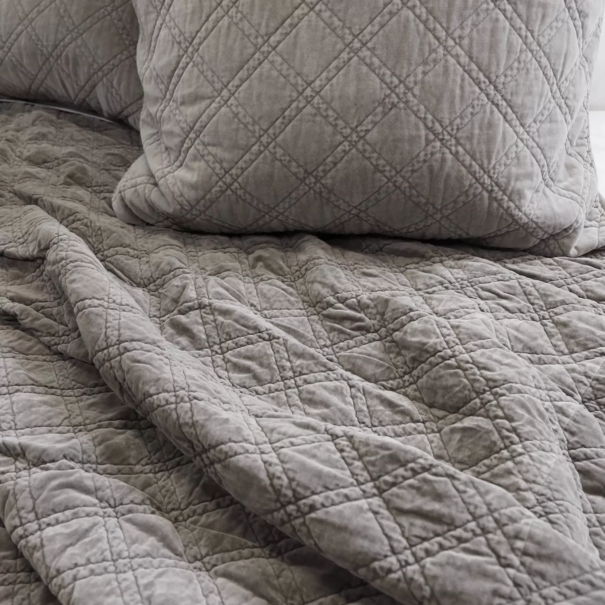Hot Be Home Brussels King Coverlet, Pewter