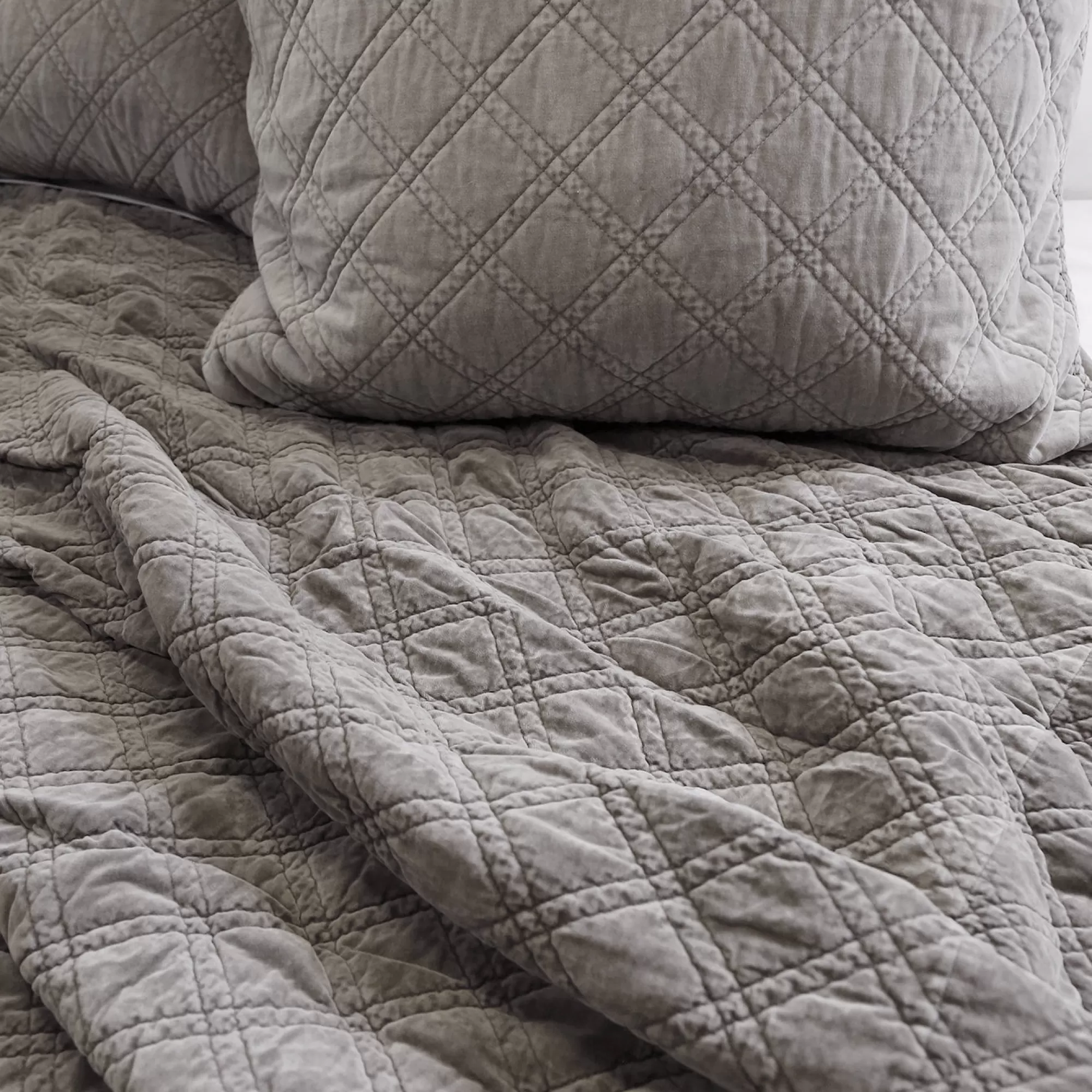 Flash Sale Be Home Brussels Queen Coverlet, Pewter
