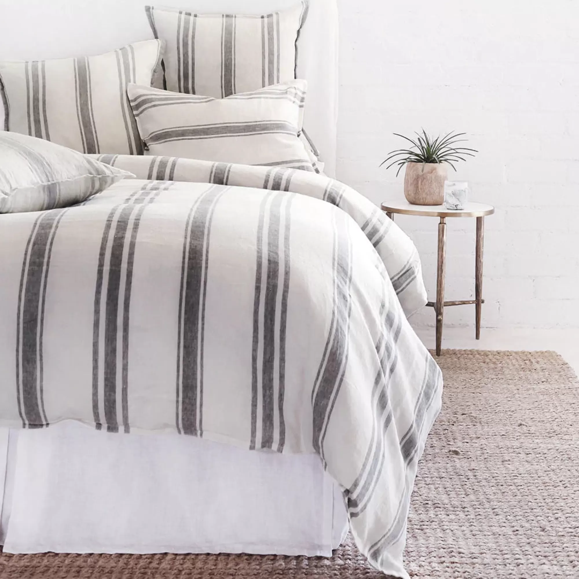 Store Be Home Jackson Big Pillow, Flax & Midnight