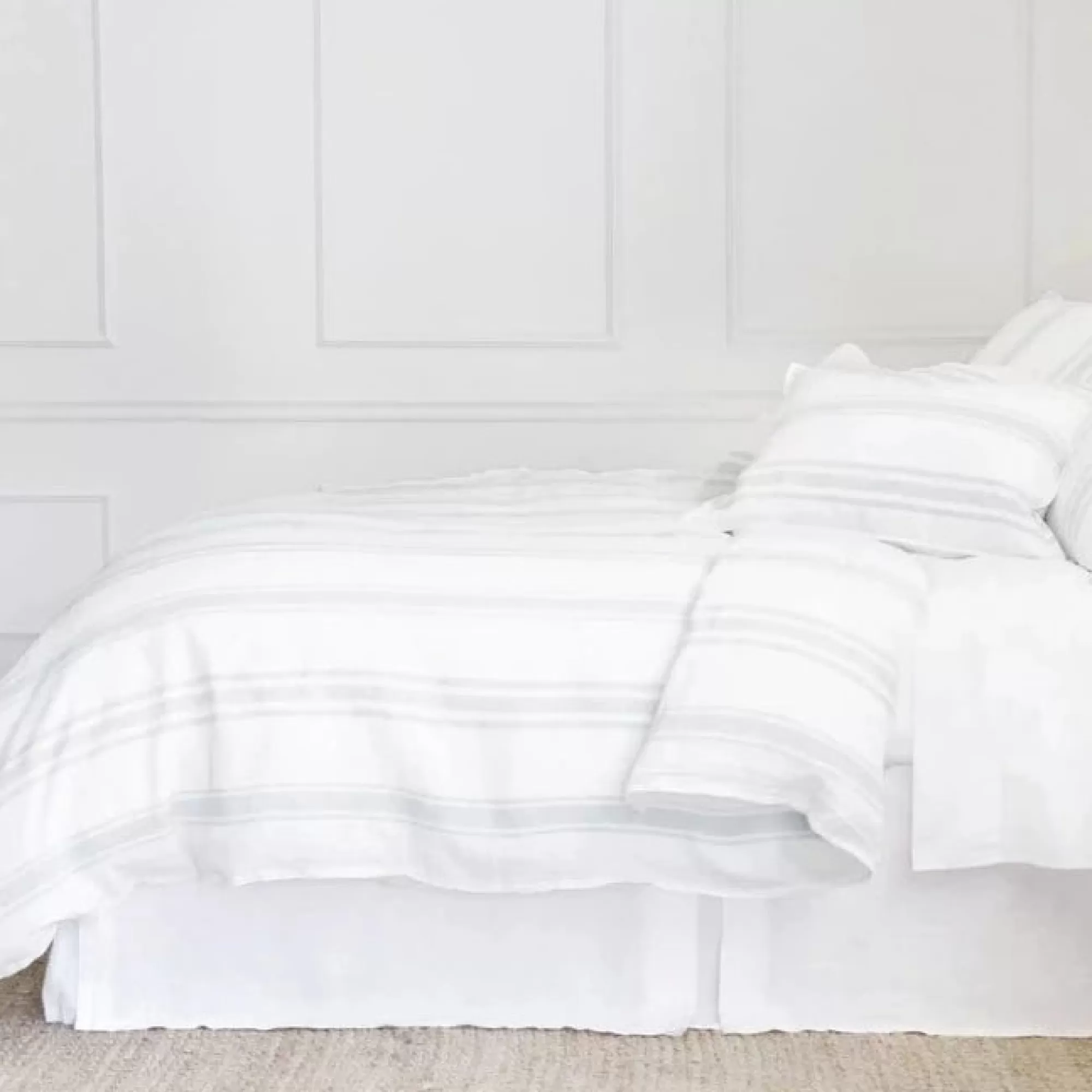 New Be Home Jackson Queen Duvet Cover, White & Ocean