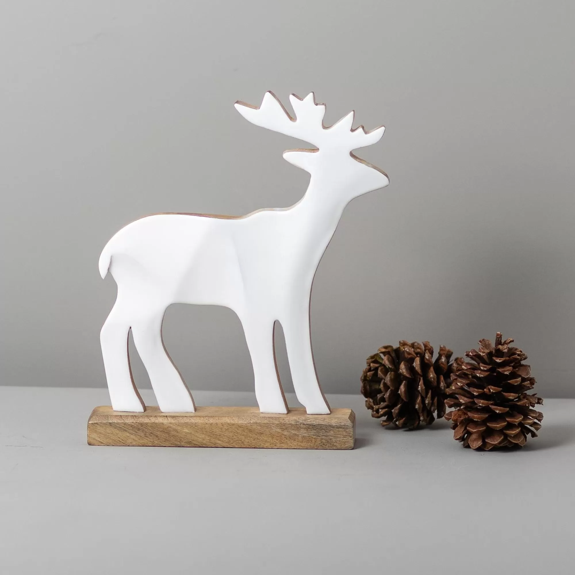 Store Be Home Mango Wood & Enamel Reindeer, Large