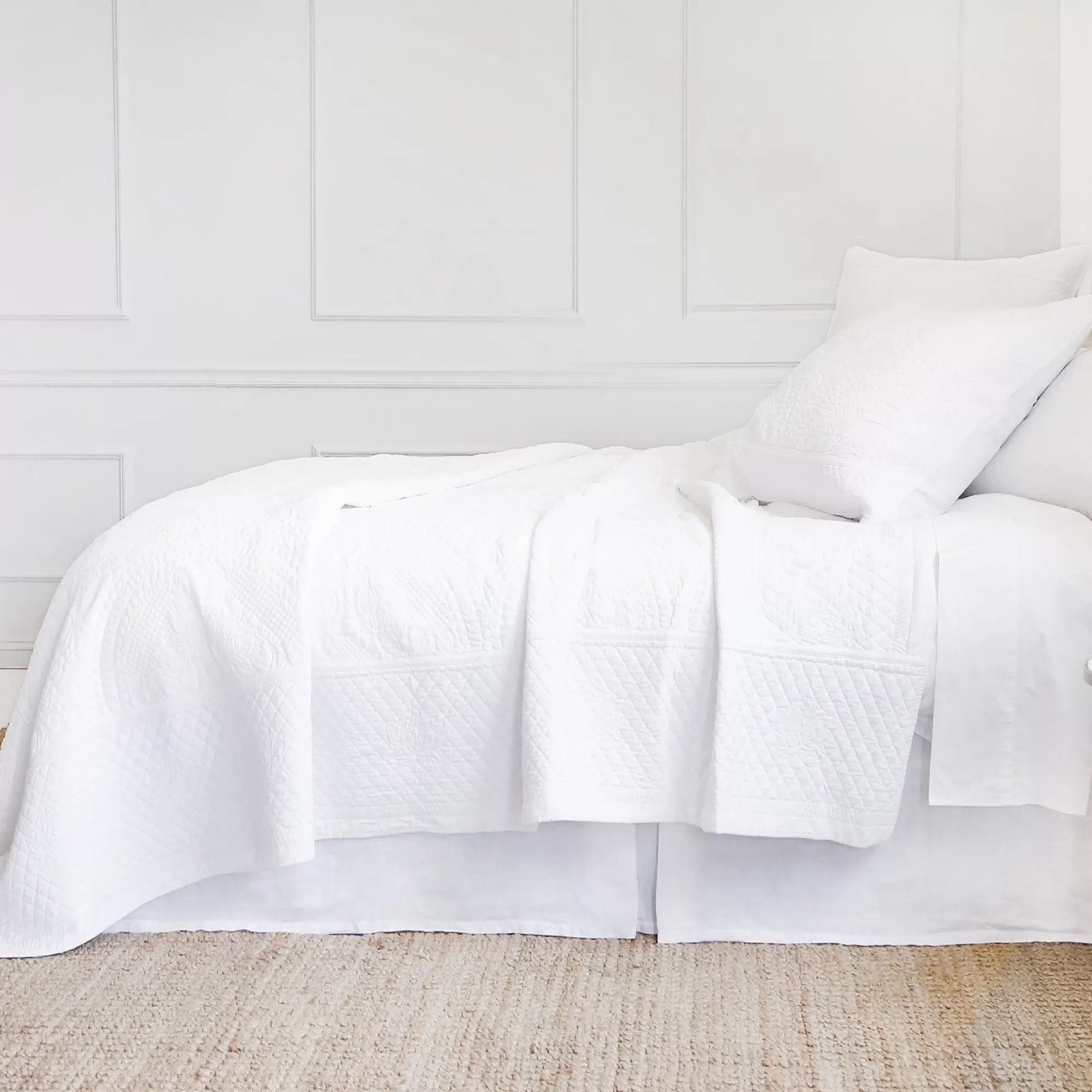 Store Be Home Marseille Queen Coverlet, White