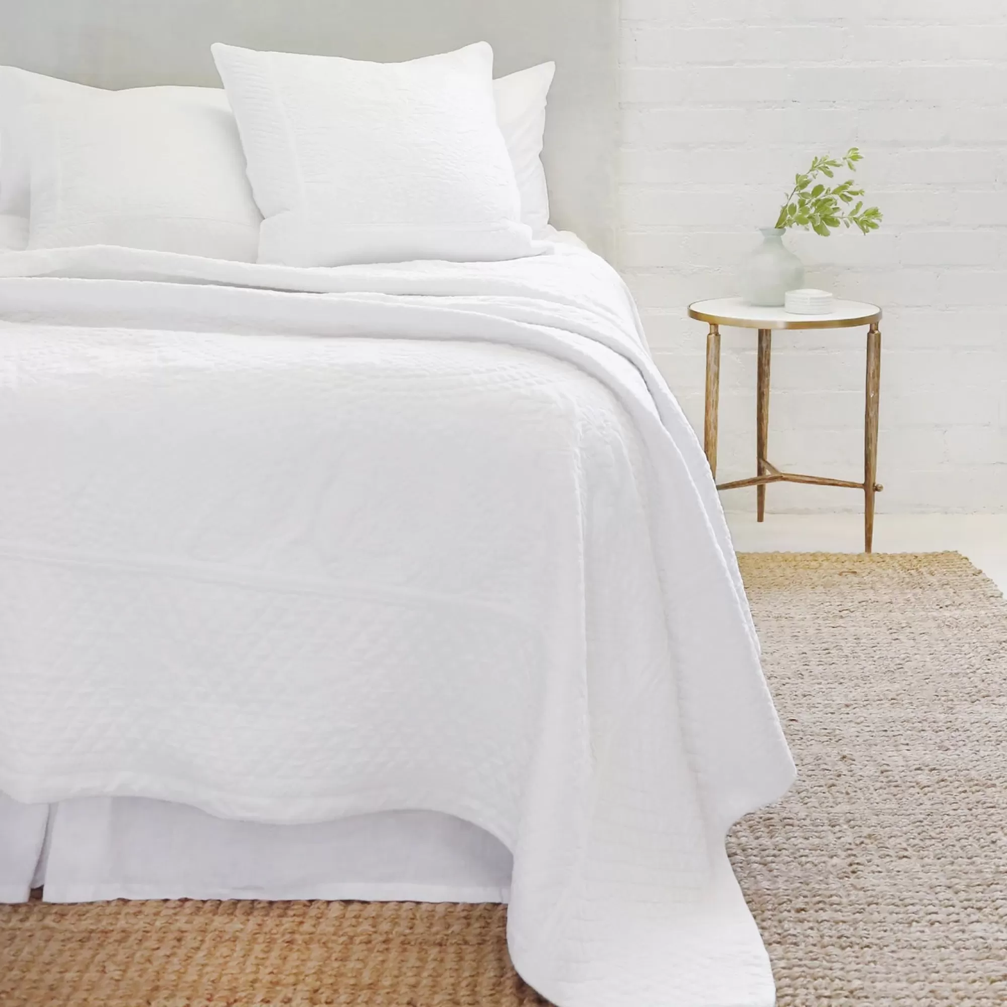 Store Be Home Marseille Queen Coverlet, White