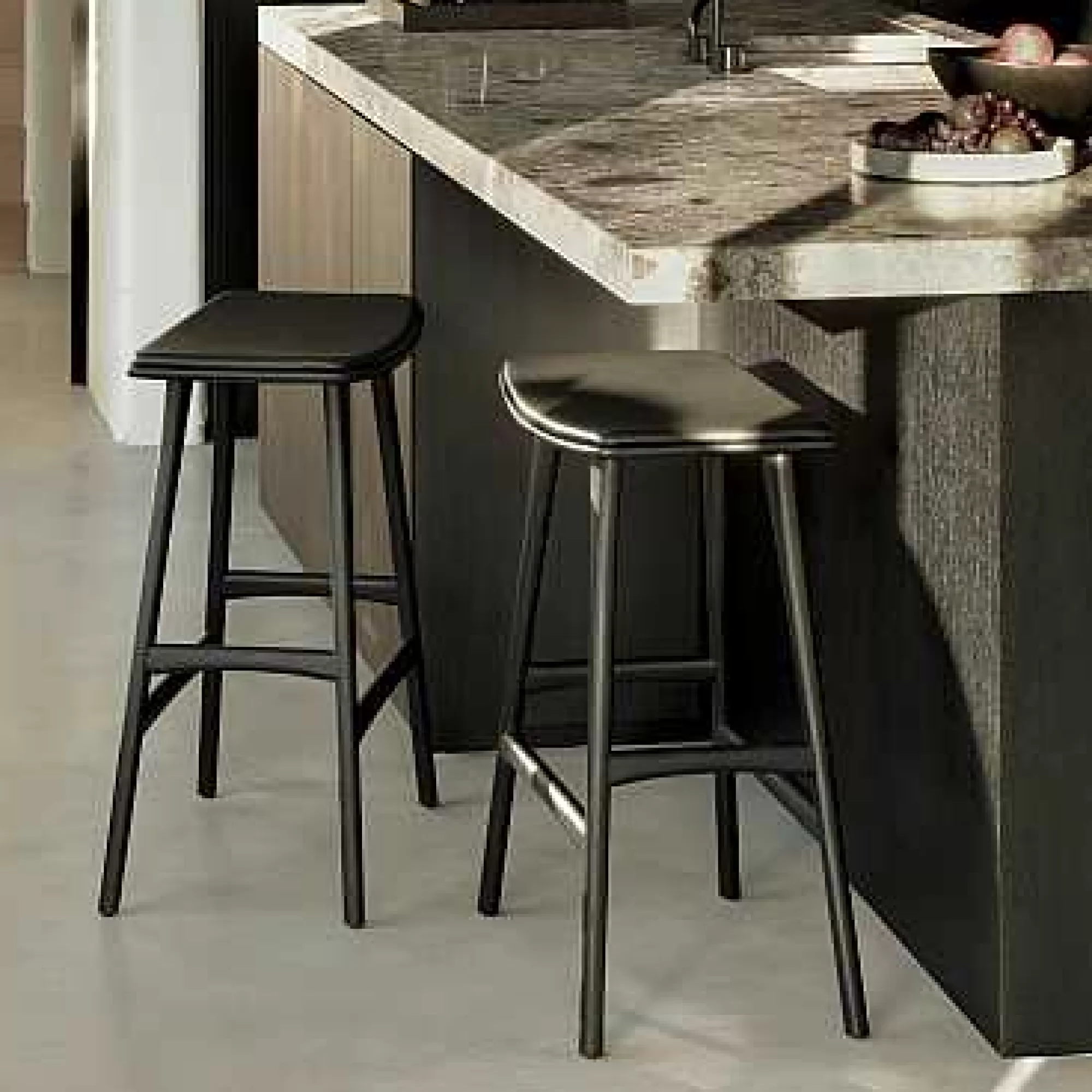 Be Home Stools<Osso Counter Stool, Varnished Oak, Black with Black Leather Seat