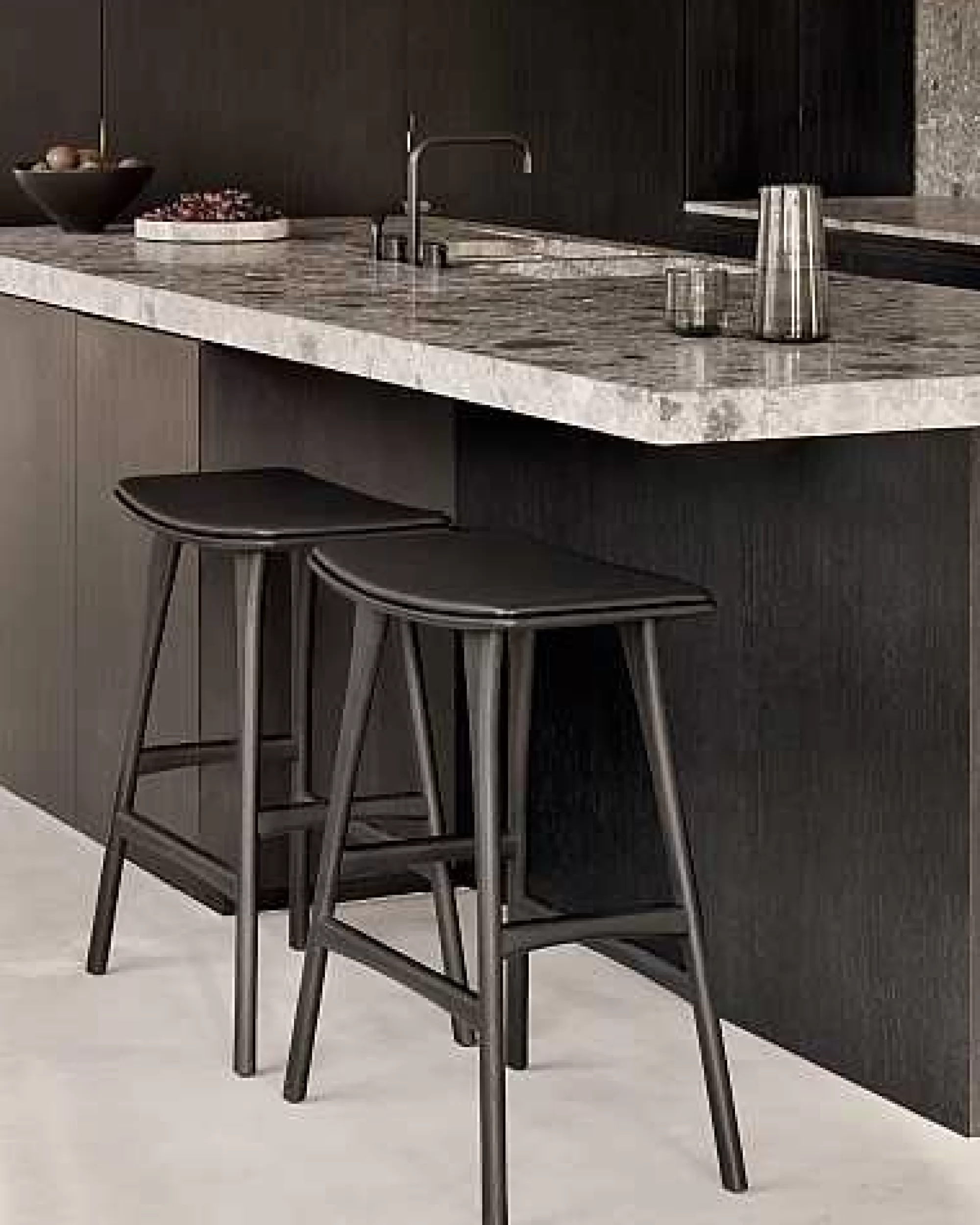 Be Home Stools<Osso Counter Stool, Varnished Oak, Black with Black Leather Seat