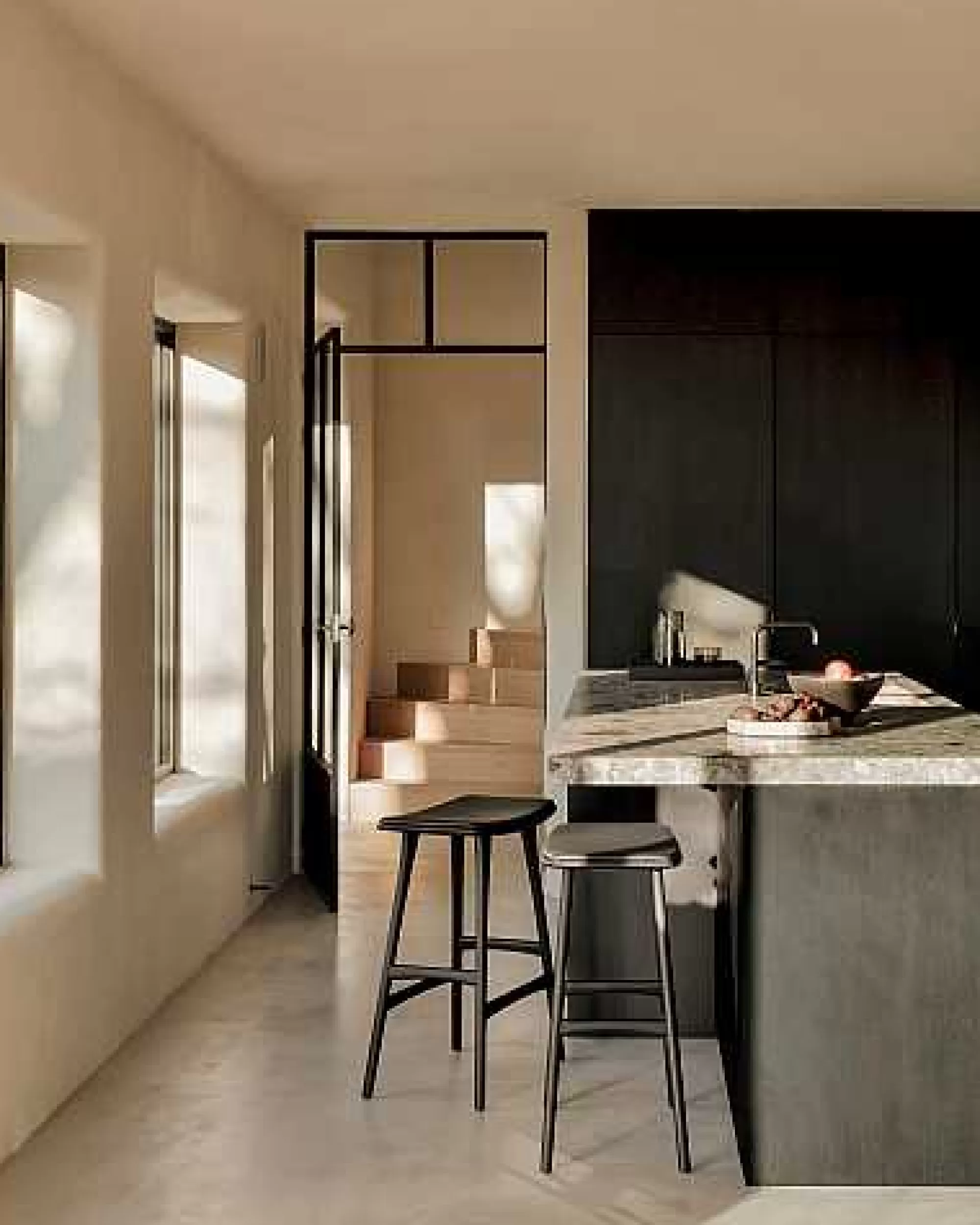 Be Home Stools<Osso Counter Stool, Varnished Oak, Black with Black Leather Seat