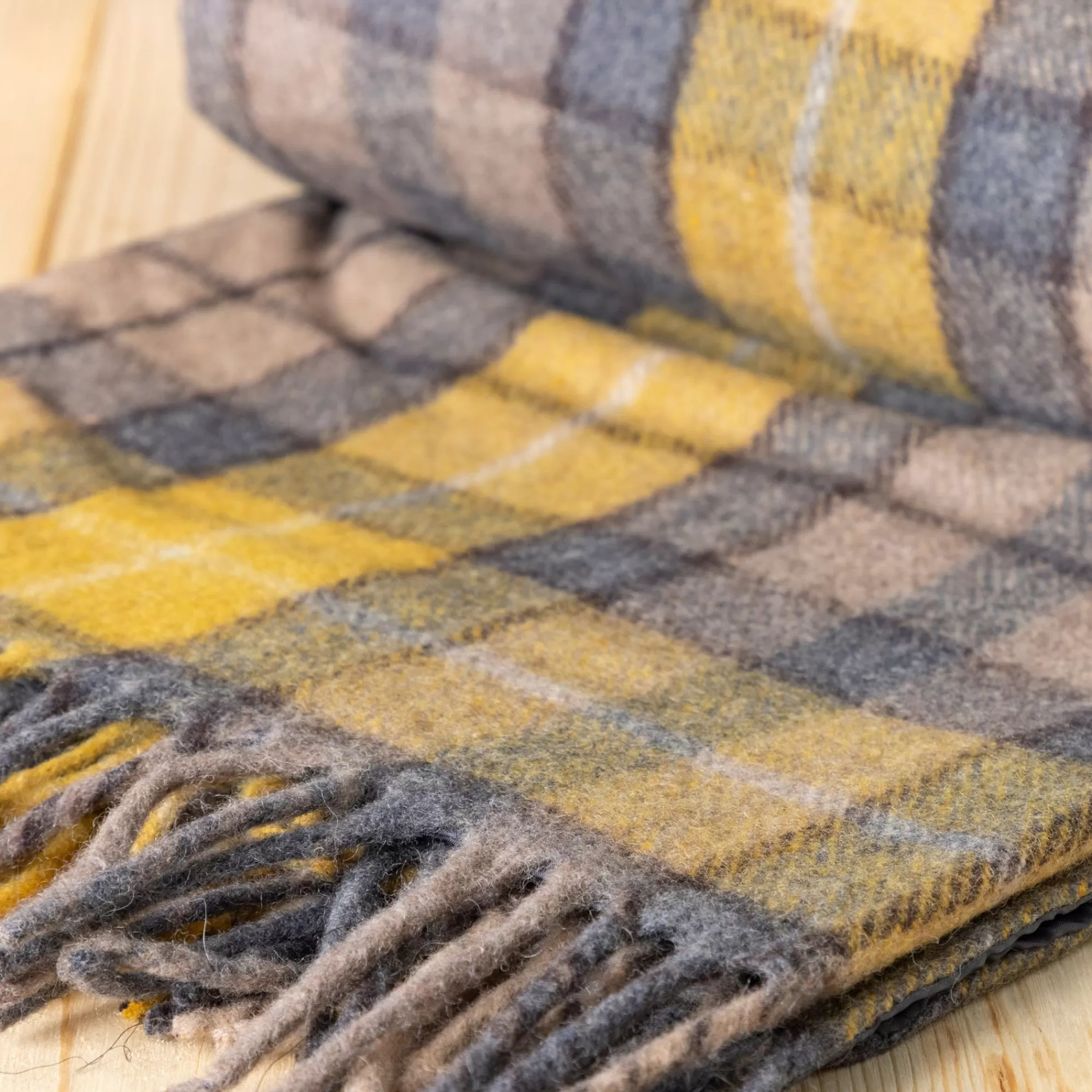 Store Be Home Recycled Wool Waterproof Picnic Blanket in Buchanan Natural Tartan - B