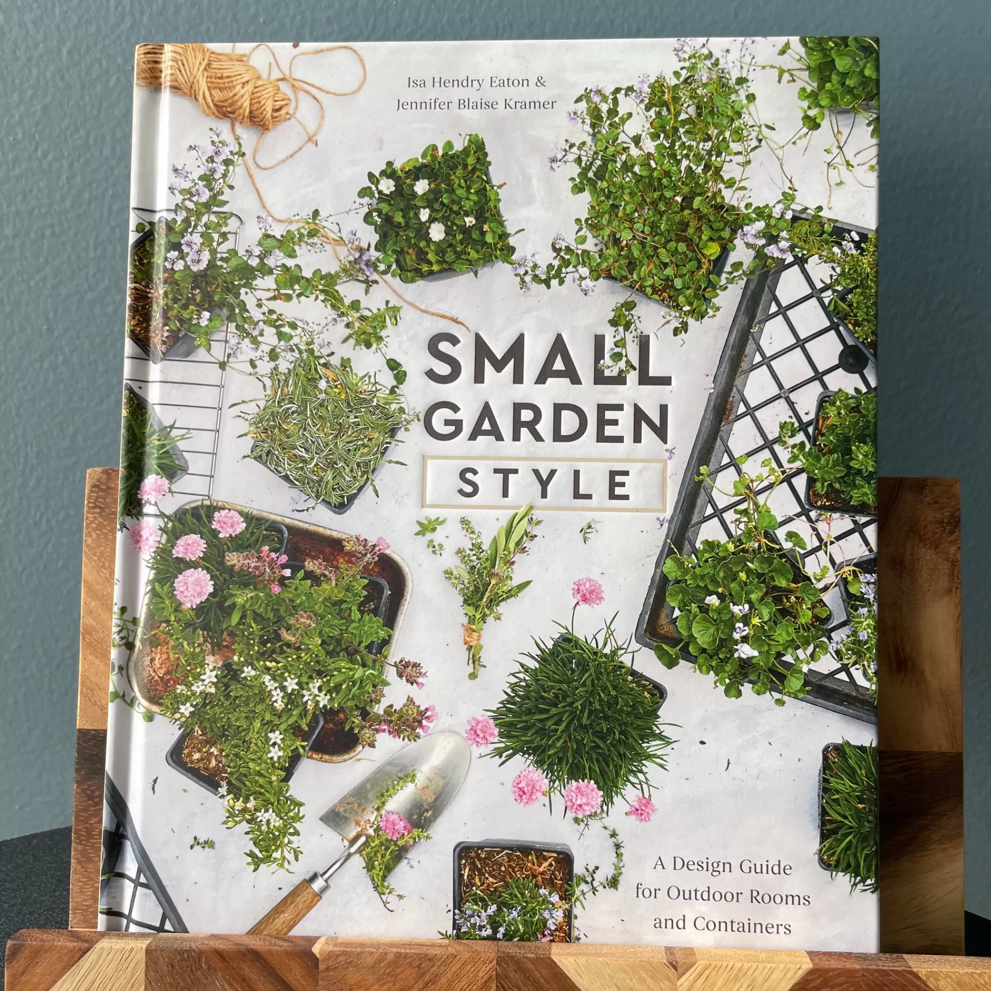 Hot Be Home Small Garden Style by Isa Hendry Eaton and Jennifer Blaise Kramer